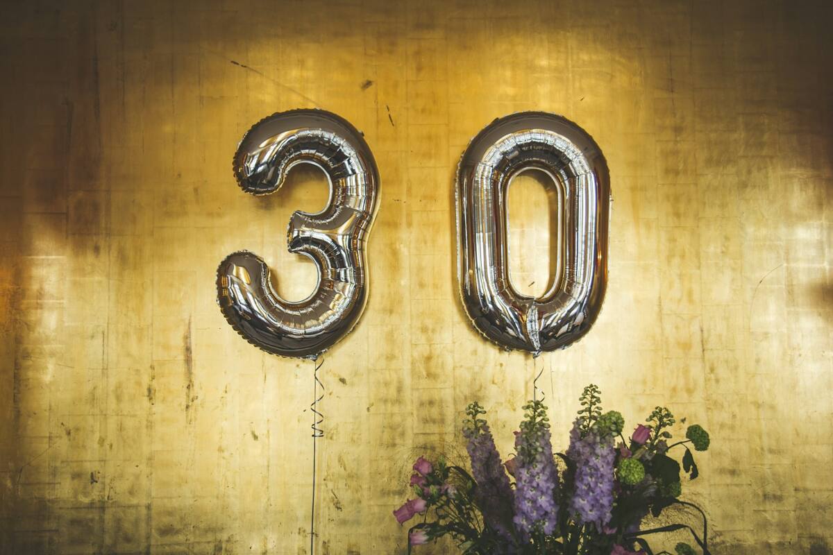 Milestone birthday phone case ideas: gold number 30 balloons